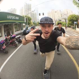 Tomáš jezdí po světě, kde skejtuje.