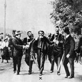 Policisté odvádějí atentátníka do vězení, František Ferdinand byl převezen do nemocnice.