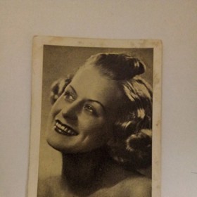 Eliška Pleyová se vyučila švadlenou.