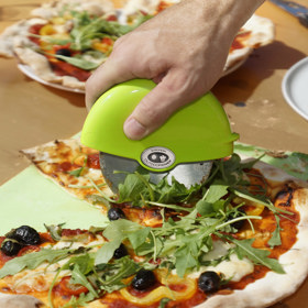 Ingredience na těsto (4 pizzy): 600 g hladké mouky / 10 g soli / 15 g droždí + špetka cukru / 50 g olivového oleje / 400 ml ledové vody