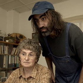 I ve svých čtyřiceti letech pořád žije se svojí matkou (Eva Holubová), kterou opouští jen tehdy, když se někomu v okolí rozbije vodovod nebo ucpe odpad. 