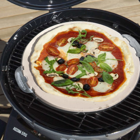 Grilování: Gril nastavíme do polohy pro nepřímé grilování. Na mřížku umístíme pizza kámen, zavřeme víko a necháme gril a kámen rozpálit na nejvyšší výkon cca 10 minut. Mezitím si vytvarovanou pizzu opatrně položíme na pomoučenou sázecí lopatu. Potřeme pizzu rajčatovou omáčkou. Rozložte ingredience, které máte rádi a ihned sázejte na gril. Ve správně rozpáleném grilu (300 až 350 °C) bude pizza hotová za pár minut (mezitím vytvarujte druhou) a mnohem chutnější 