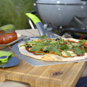 Příprava: V misce necháme vzejít kvasnice. Mezitím rozpustíme sůl ve vodě a vše dáme do hnětače a necháme robot těsto důkladně vypracovat (5–10 minut). Pokud hnětač nemáte, nezbývá než si vyhrnout rukávy a pustit se do hnětení těsta doslova na vlastní pěst. Je možné, že bude potřeba přidat trochu mouky, cílem je vláčné těsto, které se ještě trochu lepí na stěny misky/prsty, ale jen minimálně. Vypracované těsto přikryjeme v misce potravinovou folií a necháme v lednici, ideálně přes noc. Cca hodinu před přípravou doporučujeme vyndat těsto z lednice, rozdělit na 4 díly (bude se lepit, takže lehce pomoučit na povrchu, ale nezapracovávat mouku do těsta), zformovat bochánky a nechat za pokojové teploty přikryté potravinovou folií. Každý bochánek na pizzu pak zmáčkneme a uděláme v něm prsty žlábek asi 1 cm po celém obvodu. Poté pod těsto zasuneme hřbety rukou směrem nahoru a těsto postupně roztahujte do oválu, který se vám vejde na pečicí kámen (nebo na lopatu)