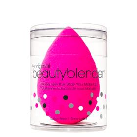 Úžasný pomocník při nanášení make-upu a konturování. Houbička na make-up, Beauty Blender, 499 Kč.