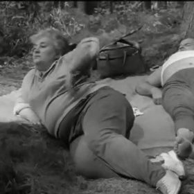 Děda Homolka babi v teplákovkách na výletě