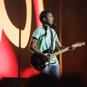 Velmi neúspěšný písničkář Jack (Himesh Patel) chce pověsit kytaru na hřebík, protože ať dělá, co dělá, poslouchá ho jenom nejlepší kamarádka Ellie (Lily James)