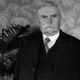 Karel Kramář věnoval vilu své ženě Naděždě.