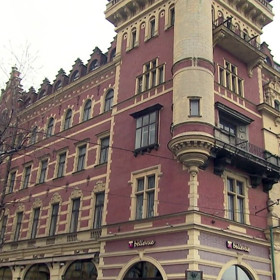 Dům na Smetanově nábřeží v Praze. Z tohoto domu byl 9. května 1945 vyvlečen příslušníky Rudých gard Jan Sviták jen ve spodním prádle.