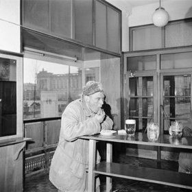 Párek a pivo nebo vlašák a rohlík - častá socialistická svačinka.