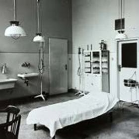 Ženy začaly ve dvacátém století dávat přednost vyškoleným lékařům před porodními bábami