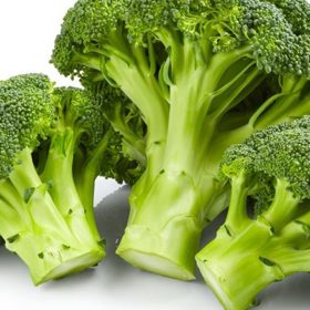 
Brokolice je bohatá na vitamin C, (beta-karoten (provitamin A), vitamin E, vitamin B1, kyselinu listovou (B9) a vitamin B2, z minerálních látek obsahuje především draslík, vápník, fosfor a síru. Bohatá je samozřejmě i na vlákniny. 