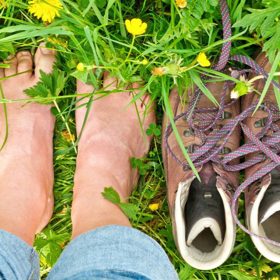 Snažte se co nejvíce chodit bosí