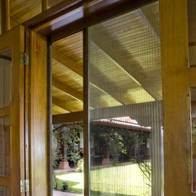 Dveře na terasu můžete mít díky praktickým sítím otevřené celý den.