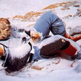 Tělo Hannelore Schmatz je dodnes kdesi na úpatí Mount Everestu, patrně odváté do skalní průrvy. Zhroutila se a zemřela, když se vracela z vrcholu.