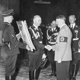 Hitler podává ruku svému oblíbenci Himmlerovi, kterého si cenil za jeho „mimořádné schopnosti“.