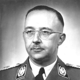 Heinrich Himmler během své nejhorší éry. Muž s vizáží úředníka, který měl však na svědomí likvidaci Židů, Romů, homosexuálů a dalších „nepřizpůsobivých“. Jeho vražedná ideologie měla své kořeny právě v okultismu.