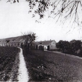 Tvrz v centrální části dvora po dlouhá léta náležela Sázavskému klášteru.