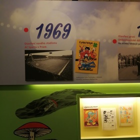 „Dospělá“ linie výstavy představí vývoj komiksu během padesáti let jeho existence v propojení s významnými momenty vývoje Prahy. 