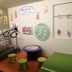 V jednotlivých místnostech domku budou připravena další interaktivní pracoviště nezávislá na plnění úkolů ve hře. Mezi ně bude patřit Myšpulínova laboratoř, Fifinčina kuchyně a šatník, Bobíkova posilovna a Pinďova strašidelná stezka. Nakonec děti doputují k pokladu a získají zaslouženou odměnu.