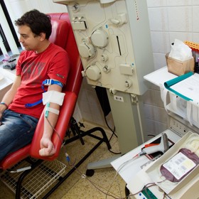 Pokud dárce daruje krev, musí být naprosto zdravý