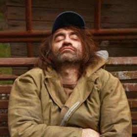 Jakub Kohák hraje ve filmu lehce zaostalého instalatéra, který žije s matkou a kočkami