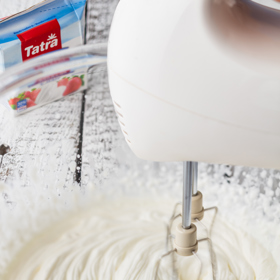 V další misce si našleháme dvě krabičky 200gramové smetany ke šlehání