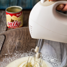 V misce si lehce rozšleháme obsah celé plechovky Salka 397 g. Salko tím zjemníme a trochu nadýcháme.