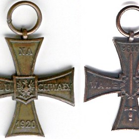 Dvakrát byl vyznamenán Křížem za chrabrost, což je polské vyznamenání, které se udílí pouze v dobách války či bezprostředně po ní osobám, které na bitevním poli prokázaly statečnost a odvahu.