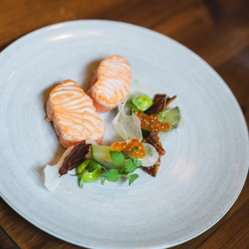 Zprudka osmažený losos, uvnitř syrový na japonský způsob.