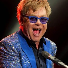 Britský zpěvák Elton John se k bulimii, nemoci projevující se záchvaty přejídání a následného umělého vypuzení potravy z těla, přiznal během rozhovoru s Larry Kingem v roce 2002. Trpěl jí šestnáct let. „Jakmile jsem nahlas vyslovil, že potřebuju pomoc, věděl jsem, že mi bude líp – rozhodl jsem se, že mi bude líp. Ale byla úleva říct to nahlas.“