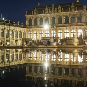 Otevřeno je padesát muzeí. Vidět můžete třeba matematicko-fyzikální salon, součást Státních uměleckých sbírek Drážďany. Od roku 1728 sídlí v západním pavilonu Zwingeru. 