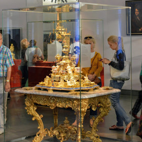 Grünes Gewölbe (Zelená klenba) v Rezidenčním zámku je historická muzejní sbírka, která byla původně klenotnicí saských kurfiřtů a králů z rodu Wettinů. Jsou zde shromážděny předměty z období renesance až po klasicismus.