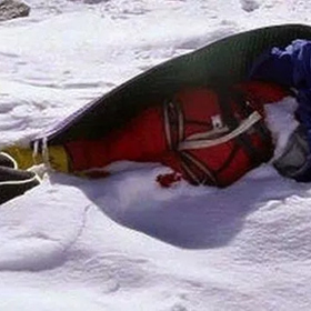 Bývalý astronaut Karl Gordon Henize zemřel na Mount Everest při testování přístrojů pro budoucí mise NASA.