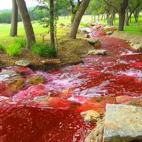 Červených řek najdete ve světě několik.