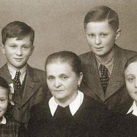 Rodina Josefa Mašína. V dolní řadě dcera Zdeňka, tchyně Emma Nováková a manželka Zdeňka. Nahoře pak synové Josef a Ctirad.