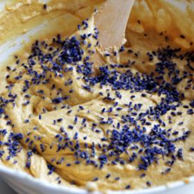 Levandulová bábovka

Budete potřebovat:

140 g cukru
 lžičky vanilky
1 lžičku sušené levandule
prášek do pečiva
3 vejce
125 g polohrubé mouky
3 lžíce mléka
cukrovou polevu
čerstvou levanduli

Žloutky vyšlehejte s cukrem do pěny, přidejte rozpuštěné máslo, prosetou mouku s práškem do pečiva a vlažné mléko. Těsto dobře vyšlehejte a přidejte vanilku a lžičku sušené levandule. Nakonec přimíchejte sníh z bílků. Těsto vlijte do vymazané a vysypané formy a pečte na 180 °C asi 30 minut. Upečenou bábovku polijte cukrovou polevou a posypte čerstvou levandulí.