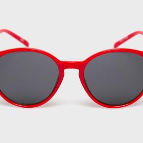 Vsaďte na barevné obroučky a oživte smutný outfit. Sluneční brýle Vans, 439 Kč