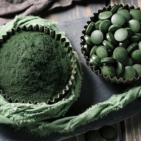 Sladkovodní modrozelená řasa Spirulina patří mezi superpotraviny (Superfoods). Spirulina obsahuje mnoho vitamínů, minerálů, aktivních enzymů a více než 50 % bílkovin což řasu řadí mezi nejvíce na proteiny bohaté přírodní potraviny