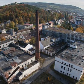 Takhle velkolepý závod vypadá nyní - chátrá a chátrá.