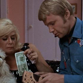 Sylvia Milesová byla americká herečka, která si získala pověst jedné z nejvýstřednějších hvězd Hollywoodu. Ve snímku Půlnoční kovboj hrála pouhých šest minut, přesto za roli obdržela nominaci na Oscara.