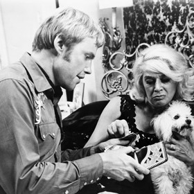 Sylvia Milesová s Johnem Voightem ve snímku Půlnoční kovboj.