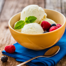 Na domácí zmrzlinu ze tří ingrediencí budete potřebovat: 1x plechovka Salka 397 g,
2x Tatra smetana na šlehání 30% 200 g.
Poslední ingredienci se meze nekladou. Může to být vanilkový lusk, oříšky, ovoce, skořice... podle toho, na jakou zmrzlinu máte zrovna chuť.