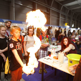 Děti si pod dozorem vyzkoušejí i triky s ohněm.