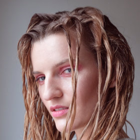 Modelka Veronika Chmelířová vypadá v dredech skvěle.