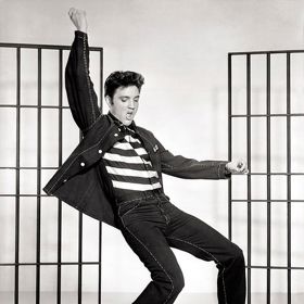 Elvis Aaron Presley se stal legendou díky hudbě, ale také díky svým legendárním účesům.