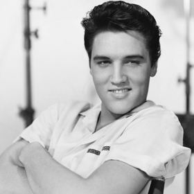 Elvis Presley o své vlasy velmi pečoval, vždy byly dokonale upravené a napomádované.