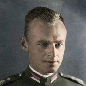 Witold Pilecki byl polský voják, který se v roce 1940 nechal dobrovolně zavřít do koncentračního a vyhlazovacího tábora Auschwitz (Osvětim), aby získal zpravodajské informace o chodu tábora a zorganizoval odboj mezi vězni.