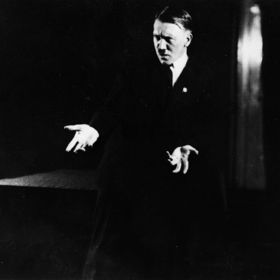 Adolf Hitler se rozhodl ovládnou svět. Potřeboval proto vypilovat svoje řečnické schopnosti. Obrátil se právě na Hanussena.