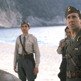 Snoubenec Pelagie, dcery místního lékaře Jannise, odchází s dalšími rybáři bojovat proti Italům do Albánie a na dívčiny dopisy neodpovídá.