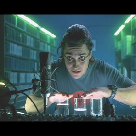 Rozhlasový moderátor malého pražského rádia Petr se rozchází se svou dlouholetou přítelkyní Hankou.